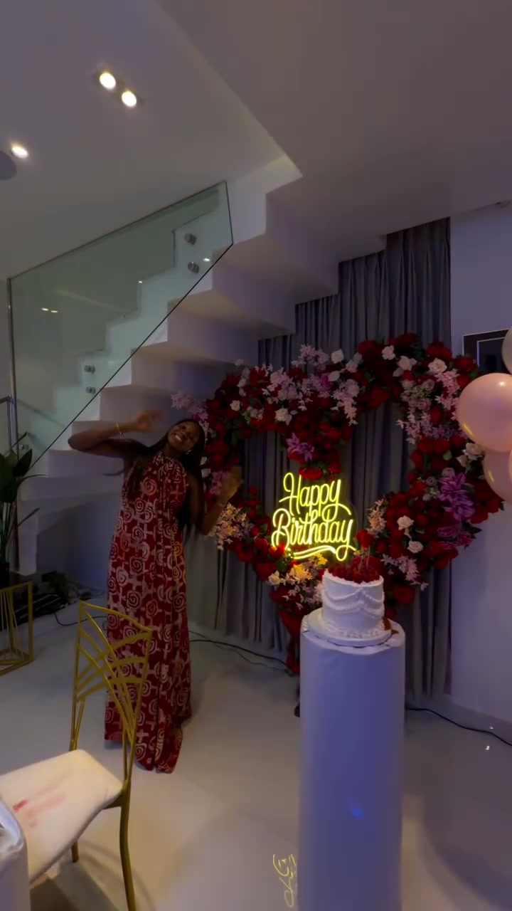 The Grand Gesture, Cash bouquet, balloons and cake. The full surprise, set up for you.